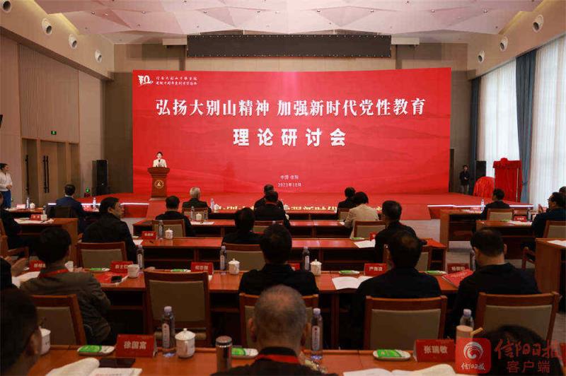 侧记1.jpg 侧记1.jpg