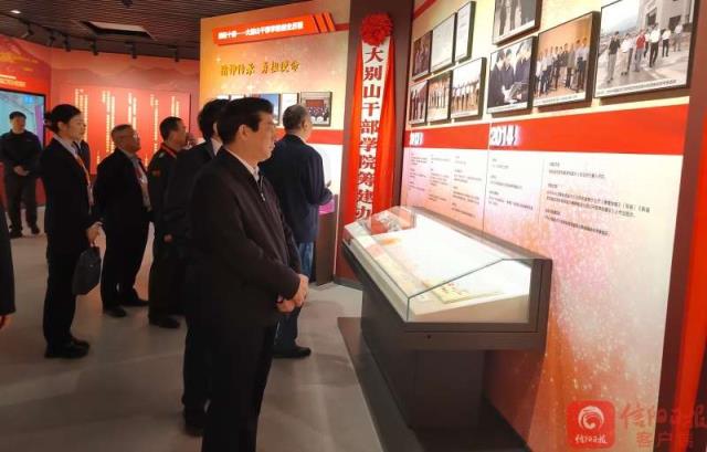 侧记2.jpg 侧记2.jpg